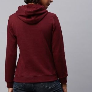 Maroon colour sweatshirt.